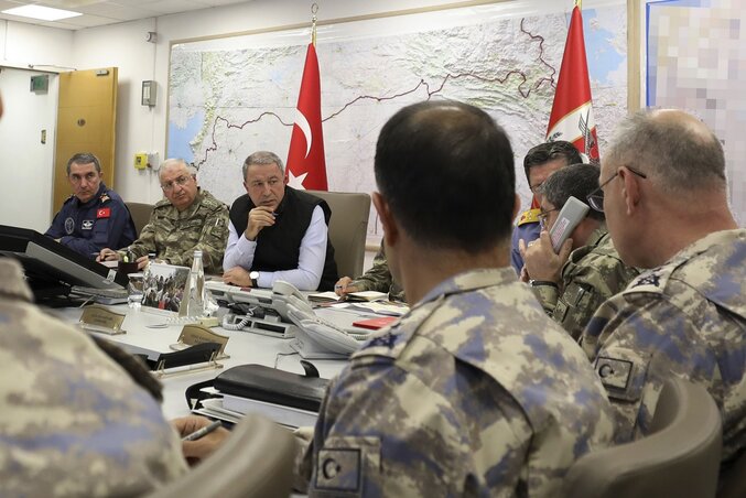 Hulusi Akar török védelmi miniszter (középütt) a hadsereg vezérkari tagjaival beszéli meg a teendőket (Fotó: TDM via AP/Beta) Hulusi Akar török védelmi miniszter (középütt) a hadsereg vezérkari tagjaival beszéli meg a teendőket (Fotó: TDM via AP/Beta)