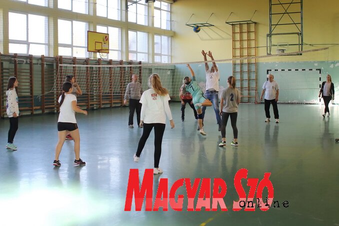 Izgalmas volt a tanárok–diákok röplabdamérkőzése a tornateremben (Lakatos János felvétele)