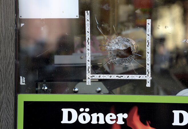 Golyónyom a zsinagóga közelében lévő kababsütöde ablakán, itt egy férfit lőtt le (Fotó: AP via Beta)