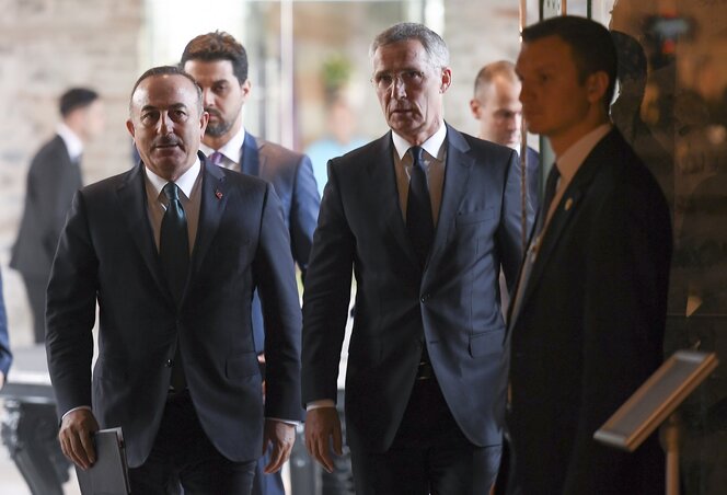 Mevlüt Çavuşoğlu és Jens Stoltenberg láthatóan nem tudott közös nevezőre jutni. A felvétel a pénteki isztambuli tárgyalásukat követően készült, midőn a közös sajtótájékoztatóra igyekeztek (Fotó: AP via Beta)
