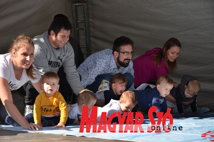 A maraton nem csak profikhoz szól, nagyon sokan kedvtelésből, mozgási vágyból vagy csak barátkozás céljából állnak rajthoz. Mindenki számára akad testre szabott futam, még a legkisebbek számára is. A hangulatfotót a tavalyi sportrendezvényen készítette Dávid Csilla kolléganőnk