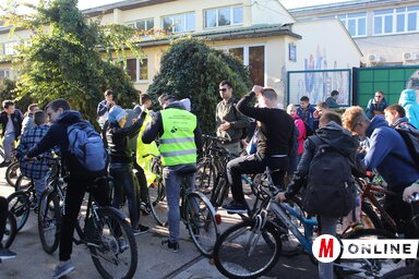 Gyülekeznek a bringás gyerekek a túra előtt (Lakatos János felvétele)