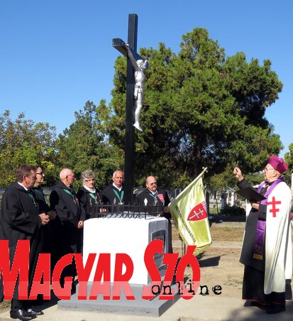 Msgr. Tietze Jenő megszenteli az emlékhelyet (Fotó: Kecskés István) Msgr. Tietze Jenő megszenteli az emlékhelyet (Fotó: Kecskés István)