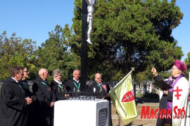 Msgr. Tietze Jenő megszenteli az emlékhelyet (Fotó: Kecskés István)