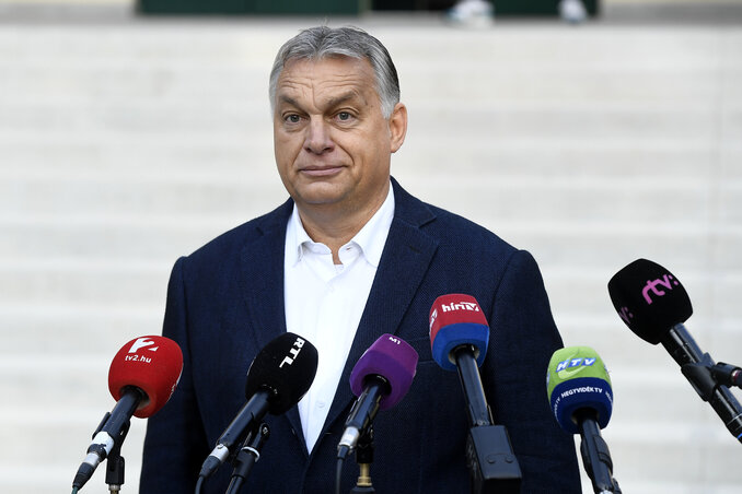 Orbán Viktor miniszterelnök nyilatkozik a sajtó munkatársainak, miután leadta szavazatát az önkormányzati választáson a Zugligeti Általános Iskolában (Fotó: MTI)