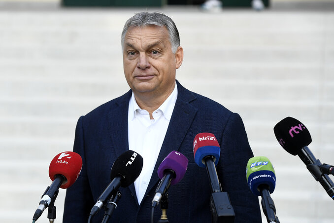 Orbán Viktor miniszterelnök nyilatkozik a sajtó munkatársainak, miután leadta szavazatát az önkormányzati választáson a Zugligeti Általános Iskolában (Fotó: MTI) Orbán Viktor miniszterelnök nyilatkozik a sajtó munkatársainak, miután leadta szavazatát az önkormányzati választáson a Zugligeti Általános Iskolában (Fotó: MTI)