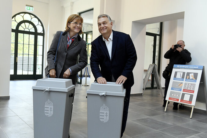 Orbán Viktor miniszterelnök és felesége, Lévai Anikó szavaz az önkormányzati választáson a Zugligeti Általános Iskolában, a XII. kerületi 53-as számú szavazókörben (Fotó:MTI)