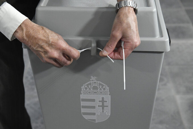 Urnazárás az önkormányzati választáson a XII. kerületi Zugligeti Általános Iskolában kialakított 53-as szavazókörben (Fotó:MTI)