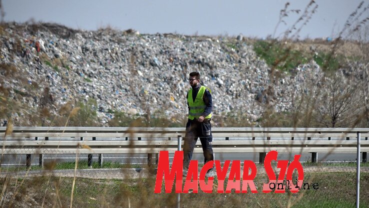 A székvárosban komoly gondot okoz a szeméttárolás, a hulladék jelentős része nejlonzacskó (Ótos András felvétele)