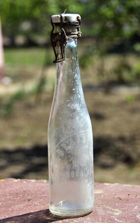 Krakli, gyümölcsízű üdítőitalos üveg. A palackozott sör az ötvenes években jelent meg, addig csak bort és pálinkát mértek (Gergely József felvétele)
