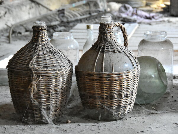 A Kekec kocsmában ilyen demizsonokban tárolták a bort és a pálinkát (Gergely József felvétele)