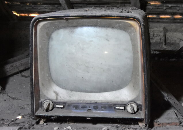 Az első Orion tévé Sziráki Ilona padlásán porosodik (Gergely József felvétele)
