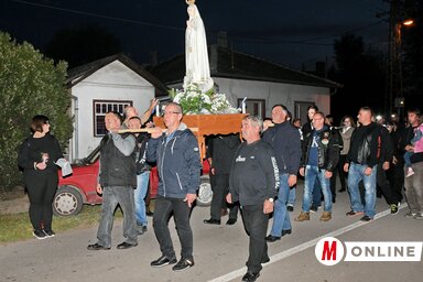 A körmenet Martonoson (Puskás Károly felvétele)