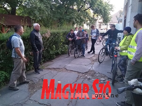 Molnár Imre iskolaigazgató és Virág Gábor a túra céljáról beszélnek a diákoknak (Lakatos János felvétele)
