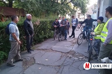 Molnár Imre iskolaigazgató és Virág Gábor a túra céljáról beszélnek a diákoknak (Lakatos János felvétele)