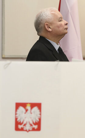 Jarosław Kaczyński továbbra is magasan hord(hat)ja az orrát (Fotó: APvia Beta)
