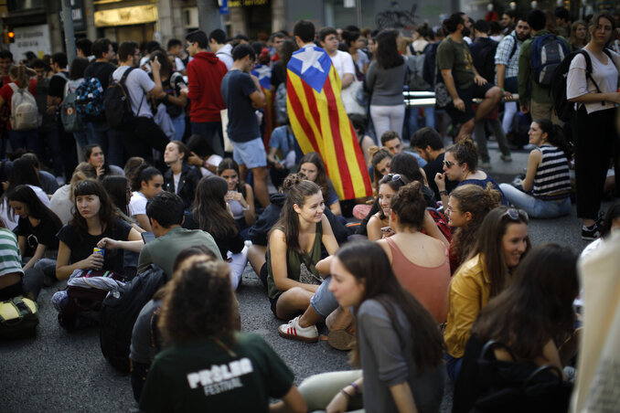Az ítélethirdetést követően több katalán városban tiltakozások kezdődtek. Barcelonában egyes helyeken ülősztrájkot tartottak (Fotó: AP via Beta)
