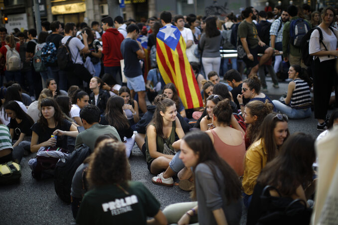 Az ítélethirdetést követően több katalán városban tiltakozások kezdődtek. Barcelonában egyes helyeken ülősztrájkot tartottak (Fotó: AP via Beta) Az ítélethirdetést követően több katalán városban tiltakozások kezdődtek. Barcelonában egyes helyeken ülősztrájkot tartottak (Fotó: AP via Beta)