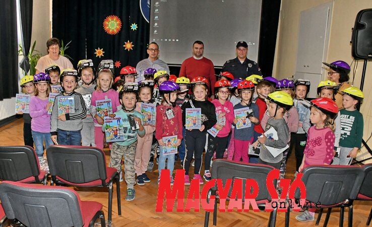 A Zmaj iskolában kedden tartották meg az előadást, és akkor vették át a gyerekek a sisakokat (Puskás Károly felvétele)