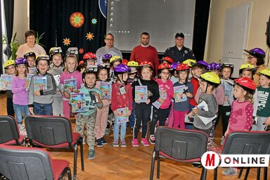 A Zmaj iskolában kedden tartották meg az előadást, és akkor vették át a gyerekek a sisakokat (Puskás Károly felvétele)