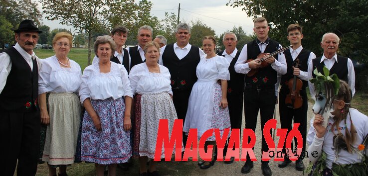 A maradéki Petőfi Sándor Magyar Művelődési Egyesület tagjai (Fotó: Szabó Nóra) A maradéki Petőfi Sándor Magyar Művelődési Egyesület tagjai (Fotó: Szabó Nóra)