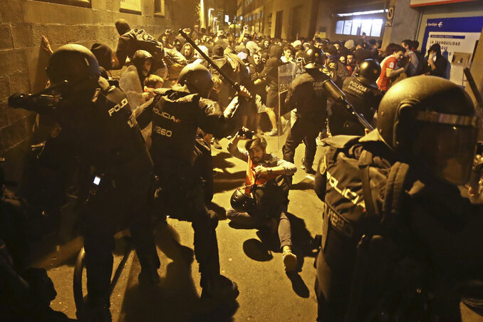 Barcelona és Katalónia-szerte heves tüntetések folynak, „némi” rendőri erőszakkal (Fotó: Beta/AP)