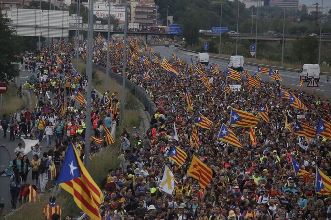 Barcelonában és környékén végeláthatatlan sorban hömpölygött a tömeg (Fotó: AP via Beta) Barcelonában és környékén végeláthatatlan sorban hömpölygött a tömeg (Fotó: AP via Beta)