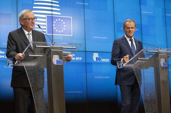Jean-Claude Juncker és Donald Tusk a csúcsértekezletet záró sajtótájékoztatón (Fotó: AP via Beta)