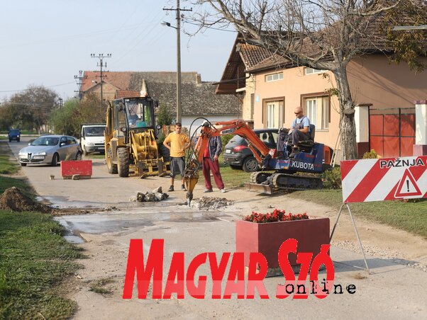 Megkezdődött az útburkolat javítása (Lakatos János felvétele) Megkezdődött az útburkolat javítása (Lakatos János felvétele)