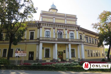 Az adai önkormányzat szerint mindenkinek tartani kell a rendet a portája körül (Csincsik Zsolt felvétele)