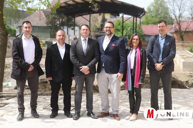 Az önkormányzat és az MNT képviselői az új nyári színpad előtt (Lakatos János felvétele)