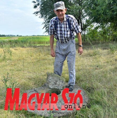 A szélmalom egy malomköve kútfedélként szolgál – mutatja Katona Mihály, aki gyerekkorában maga is járt a szélmalomba (Fotó: Gergely József) A szélmalom egy malomköve kútfedélként szolgál – mutatja Katona Mihály, aki gyerekkorában maga is járt a szélmalomba (Fotó: Gergely József)