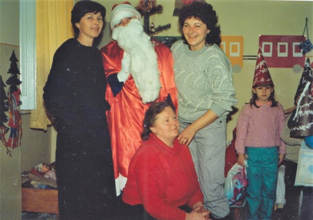 Télapóvárás 1980-ban. Dampfinger Irén, Kővári Erzsébet óvónők, guggol Zámbó Erzsébet, takarítónő. (D. Irén archívumából)