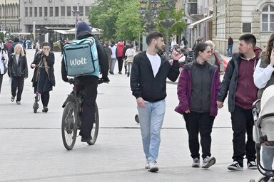 A belváros sétálóövezeteiben tilos a száguldozás biciklin, gyaloglósebességgel szabad közlekedni. Ezt a szabályt senki sem tartja be.