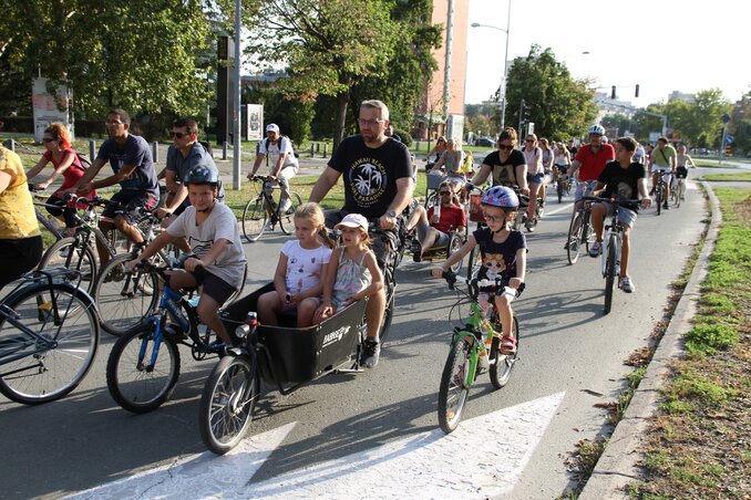 Minden hónap utolsó péntekén az újvidéki biciklisek a Limáni park bejáratában találkoznak, közösen, tömegesen keresztülbicikliznek a városon (Diósi Árpád felvétele)