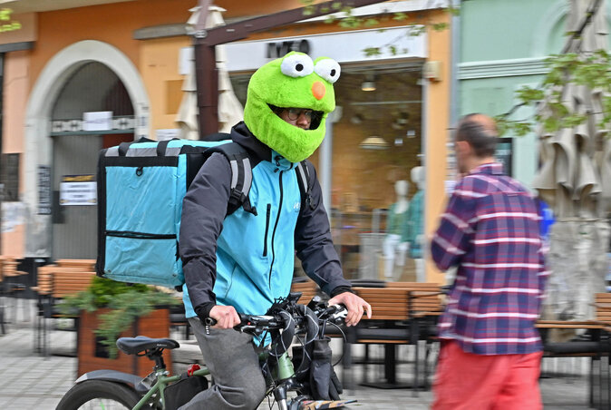 A Kermit-sisak védi a 40–50 km/h sebességgel száguldó futárt (Ótos András felvétele)