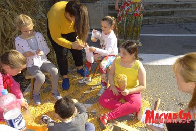 A gyerekek a felnőttekkel együtt játszottak a kukoricában