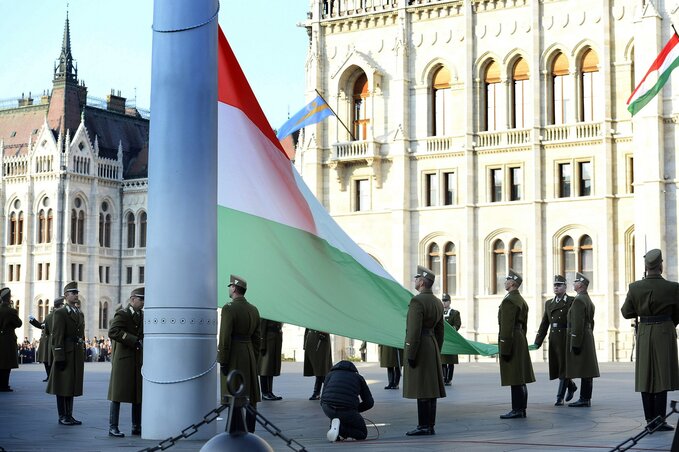 A díszőrség felvonja a nemzeti lobogót (Fotó: MTI)