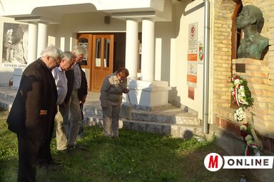 Főhajtás Sörös Imre mellszobra előtt (Góbor Béla felvétele)