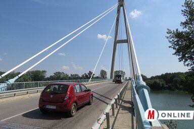 Már évek óta késik az adai függőhíd befejezése (Csincsik Zsolt felvétele)
