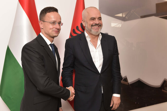 Szíjjártó Péter és Edi Rama Tiranában (Fotó: MTI)