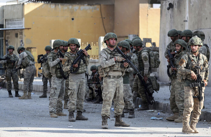 Török katonák Rász el-Ajn szíriai határvárosban, ahonnan az ottani kurd erők visszavonultak (Fotó: DHA via AP/Beta)