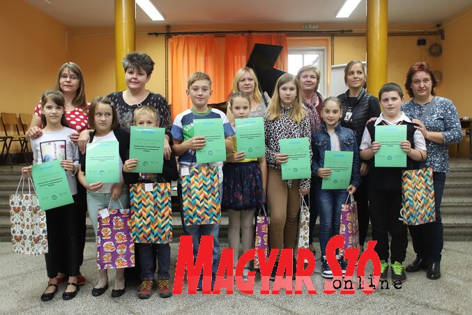 A nyertesek és felkészítőik (Lakatos János felvétele)