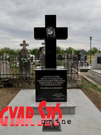 A bácsföldvári katolikus temetőben található emlékmű (Fotó: Somogyi Sándor)