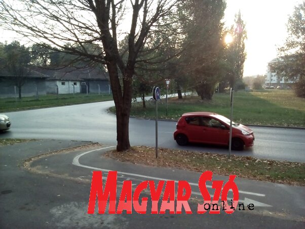 A fehér márványkőből készülő emlékmű a Limán városrészben áll majd, az Ivo Andrić és az 1300 tizedes utca kereszteződésének közelében. Az alkotás alatt magyar, német és szerb nyelven lesz olvasható a szöveg, amely minden ártatlan áldozatról szól (Szeli Balázs felvétele)