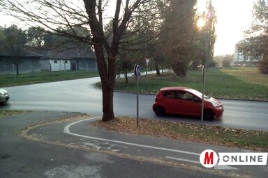 A fehér márványkőből készülő emlékmű a Limán városrészben áll majd, az Ivo Andrić és az 1300 tizedes utca kereszteződésének közelében. Az alkotás alatt magyar, német és szerb nyelven lesz olvasható a szöveg, amely minden ártatlan áldozatról szól (Szeli Balázs felvétele)