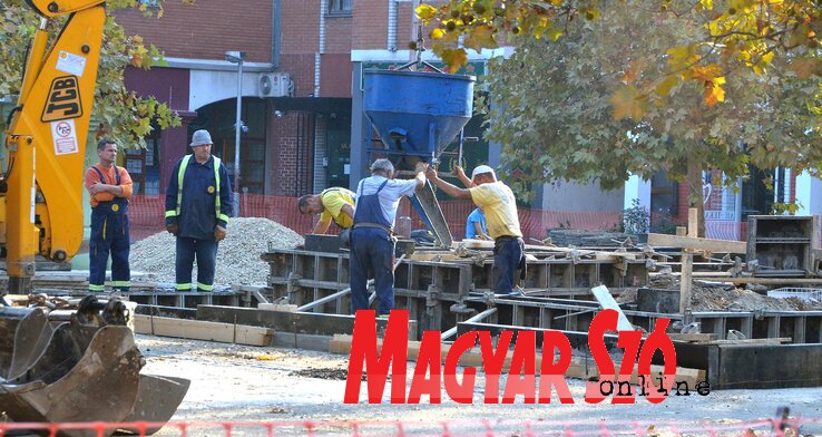 Az újtelepi „illegális” parkoló helyére épül az újabb urbánus zseb (Fotó: Ótos András)