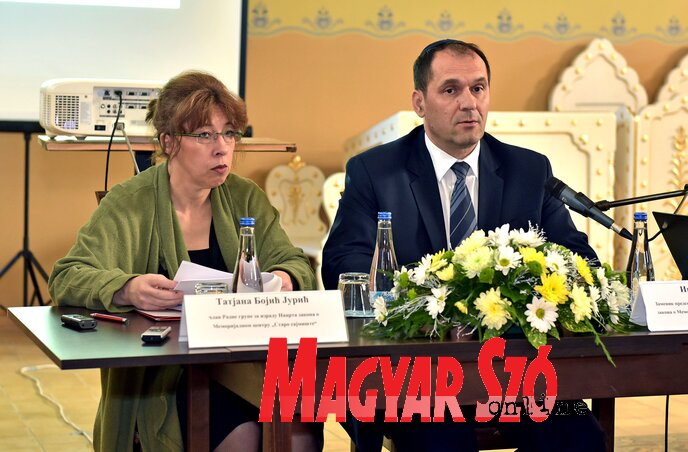 Tatjana Bojić Jurić és Igor Jovičić ismerteti a törvénytervezetet (Gergely Árpád felvétele)