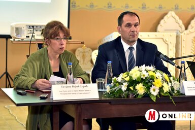 Tatjana Bojić Jurić és Igor Jovičić ismerteti a törvénytervezetet (Gergely Árpád felvétele)