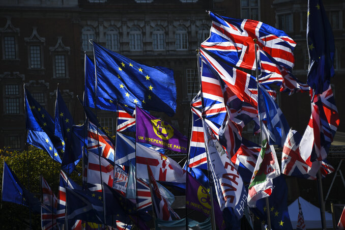 A brit parlament előtt tegnap is sokan sokféle zászlóval vonulgattak (Fotó: AP/Beta)